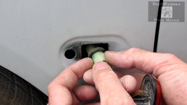 Замена лампы в повторителе поворота. Рено Меган 1. смотреть онлайн