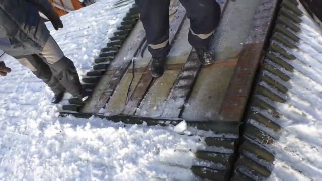 Конденсат на мансардной крыше из ондулина. Замена кровли зимой. Екатеринбург смотреть онлайн