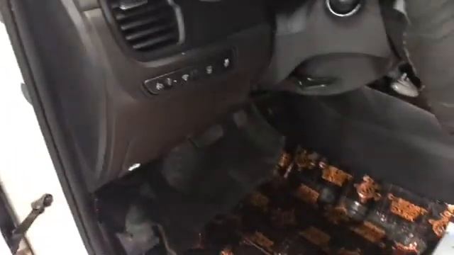 KIA Rio заводская шумоизоляция номинальна и не может сравниться с дооснащённой шумкой Комфортмат смотреть онлайн