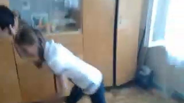 Пойду поем ... 10 секунд и я под столом смотреть онлайн