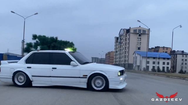 Новогодний дрифт на BMW E30. Как правильно доставить елку ( СНЯТО НА АЙФОН 11 PRO ) смотреть онлайн