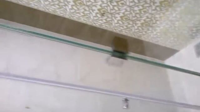 Стеклянная душевая кабина. Монтаж от стекольной компании МосСтеклоПроект