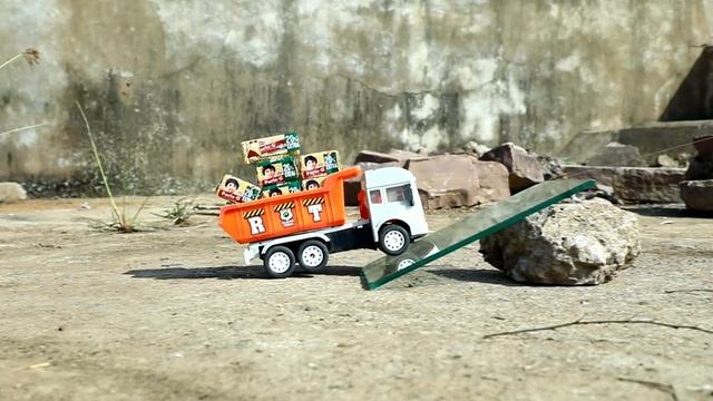 Mini Tractor Heavy Loaded PARLE-G Jump River | Tata Truck | Parle-g Loading | CS kids Toy смотреть онлайн