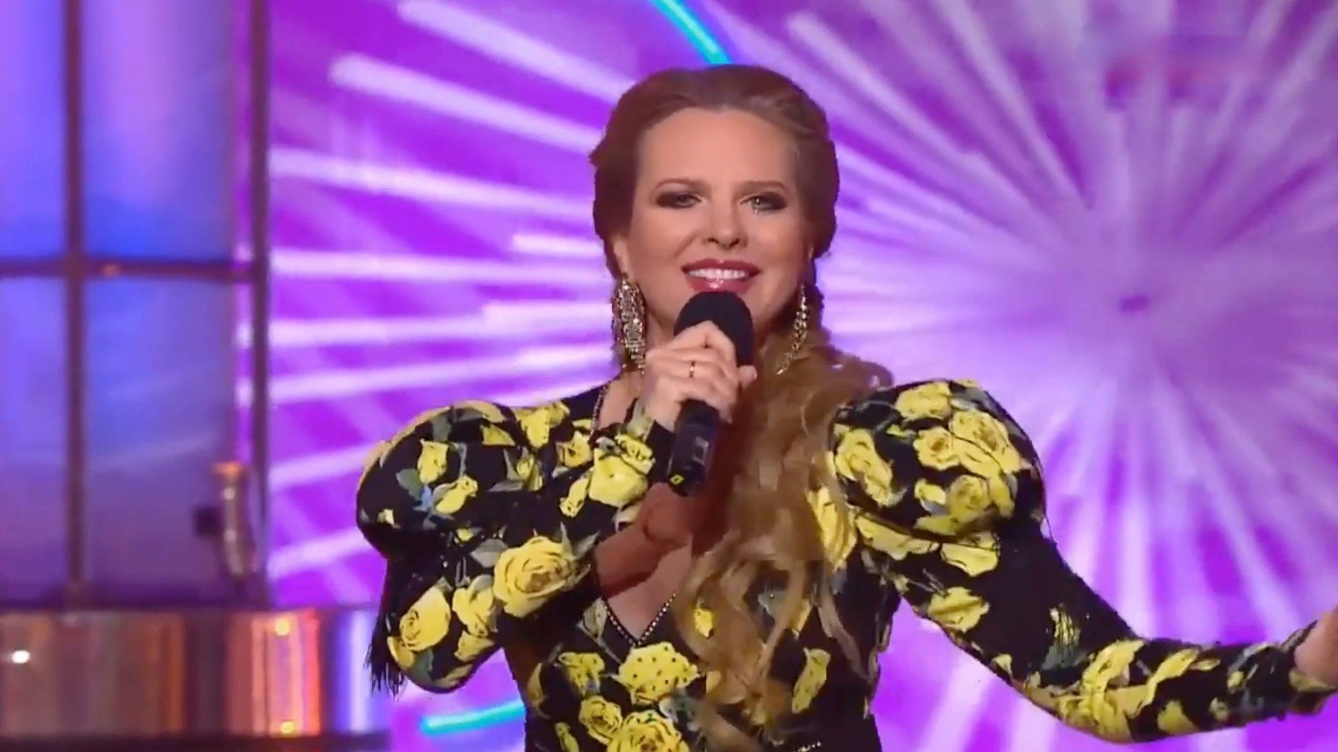 ВАРВАРА - МОЛОДОЙ-ЧЕРНОГОЛОВЫЙ (Песня Рады из к/ф Табор уходит в небо) смотреть онлайн