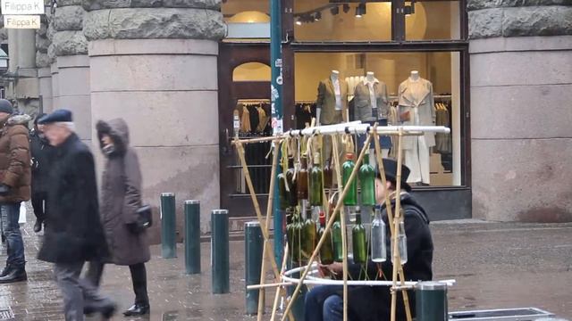 играет на бутылках в столице Финляндии смотреть онлайн