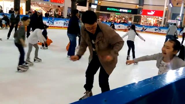 Алдияр и Инкара с папой на катке в Меге смотреть онлайн