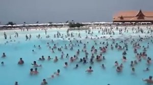 Людей накрыло волной.