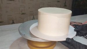 Декорирование торта с шоколадными шарами и короной