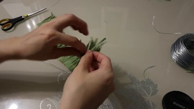 Новогодний декор своими руками. Еловая веточка из гофрированной бумаги за 5 минут. DIY. смотреть онлайн