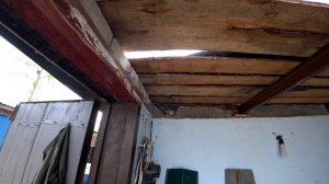 Перекрываем крышу ондулином в гараже у Ромы.