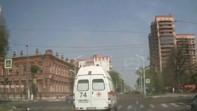 Автомобиль ДПС и внедорожник столкнулись на перекрестке в центре Благовещенска 1июня 2018 смотреть онлайн