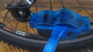 Очистка велосипедной цепи с помощью чистящей машинки