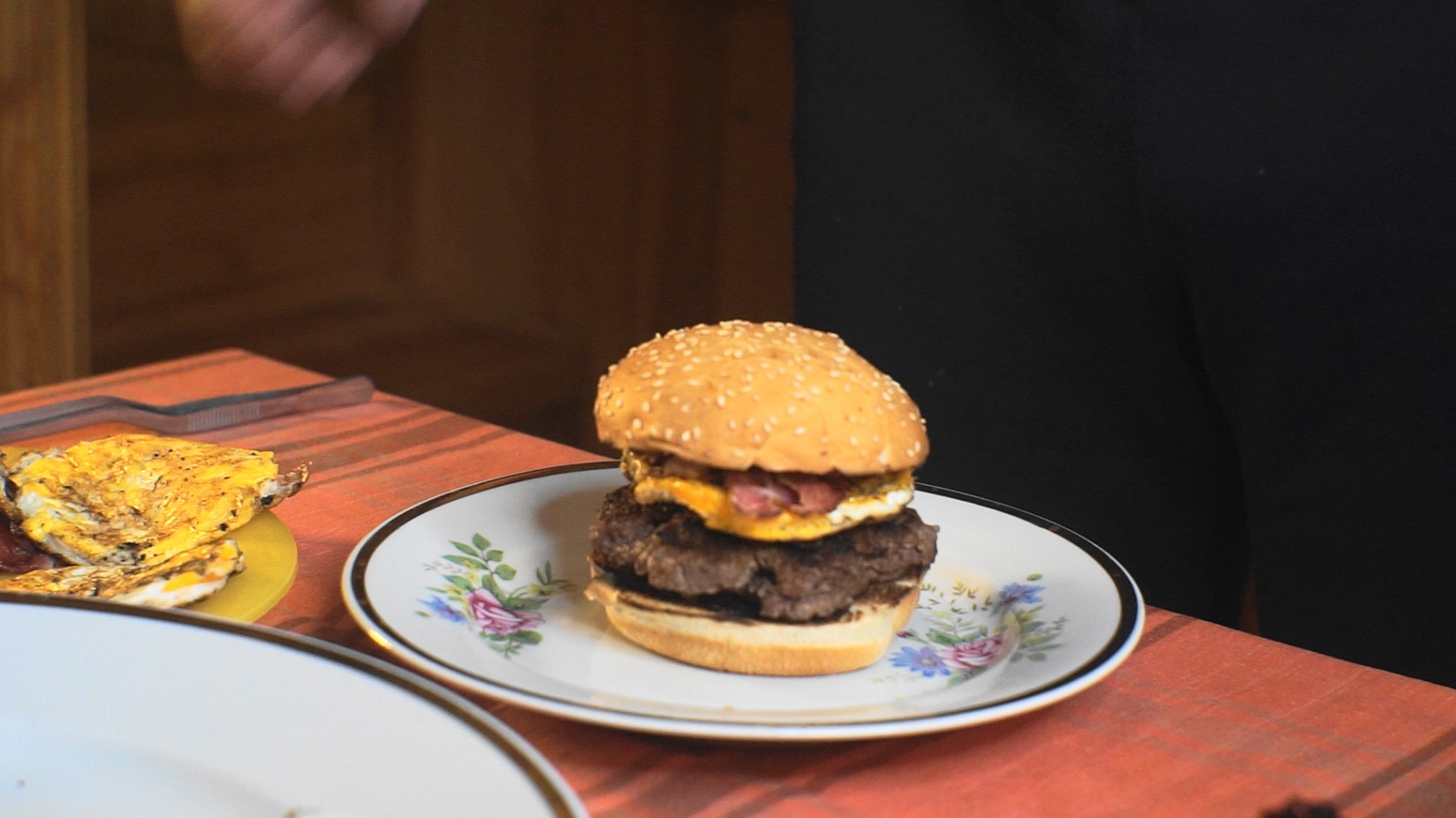 Бургер Беконатор на планче.