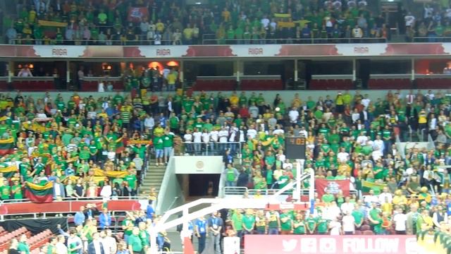 Болельщики мощно поют гимн Литвы