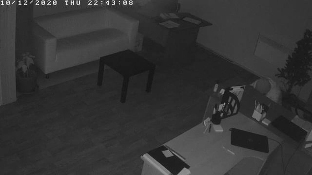 Дед Мороз под Новый год приходит тайно и в маске против короны ищет себе чем поживиться смотреть онлайн