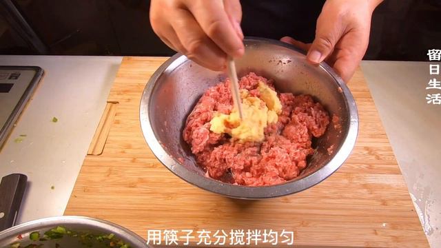 青椒水饺的详细做法，从和面调肉馅到煮水饺全是干货，一学就会。肉馅鲜嫩香脆，个个汤汁饱满，咋吃也不够。
