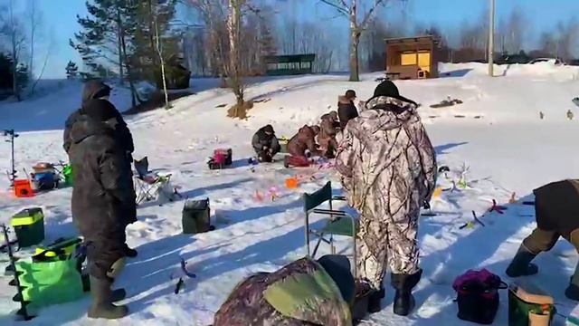 ЖАРА ПОШЛА!!! ЭТО АД КАКОЙ-ТО! УТАСКИВАЮТ УДОЧКИ, РВУТ СНАСТИ! ЖЕСТЬ! смотреть онлайн