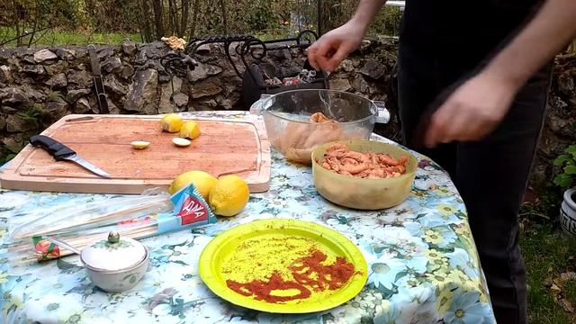 Морепродукты (креветки и кальмары) на мангале смотреть онлайн