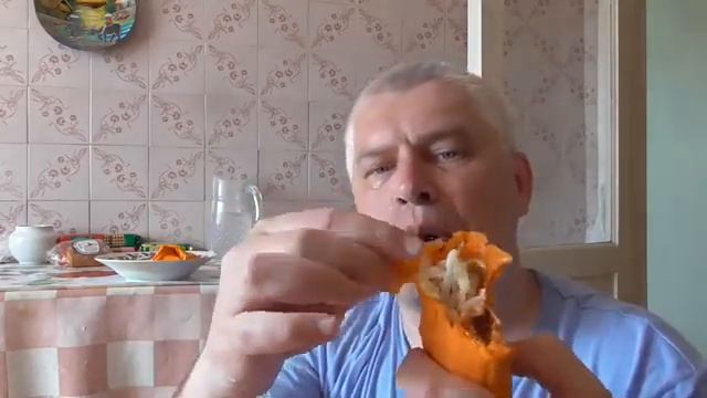 Человек впервые ест оранжевую шаурму смотреть онлайн
