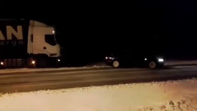 Audi A4 4.2 swapp Quattro VS TRUCK смотреть онлайн
