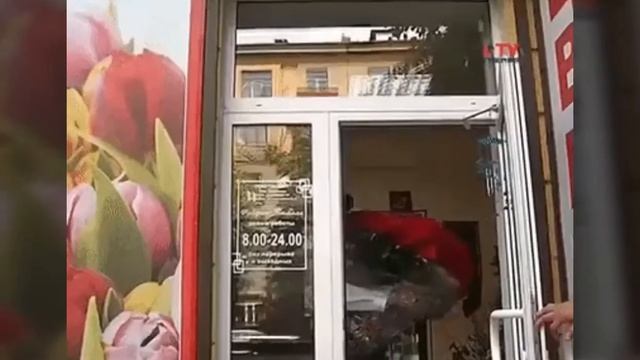 Мужчина с цветами. смотреть онлайн