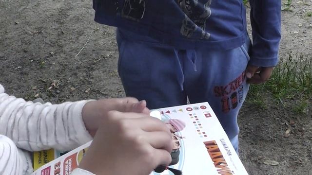 С детьми на площадке. Начала собирать посылку) Ужин. смотреть онлайн