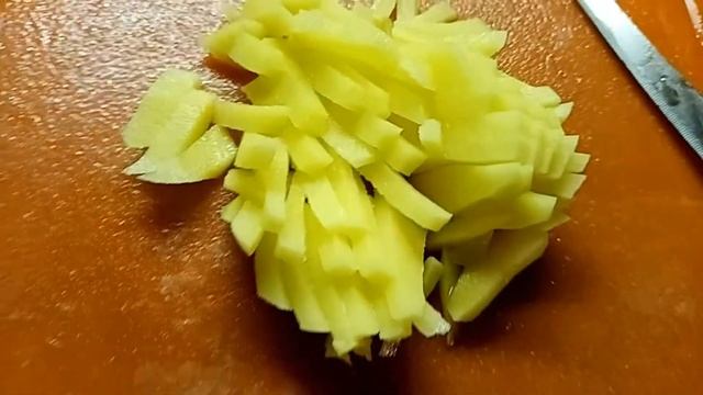 ЧЕМ КОРМИТЬ ЦЫПЛЯТ-HOW TO FEED CHICKENS смотреть онлайн