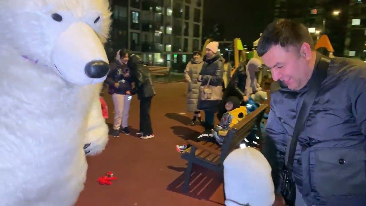 Веселье на Площадке: Когда Детей Поздравил Белый Медведь Аниматор! смотреть онлайн