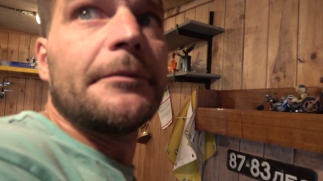 Разбирали гараж нашли деньги, марки, значки!