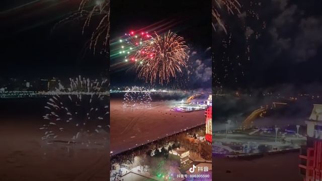 Жители Хэйхэ снимали новогодний фейерверк в городе и выкладывали в соцсетях (1/2) смотреть онлайн