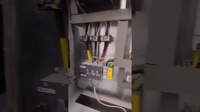 SE Pump Control Trio" - шкаф управления с тремя насосами (37 квт каждый) с контролером Grundfos. смотреть онлайн