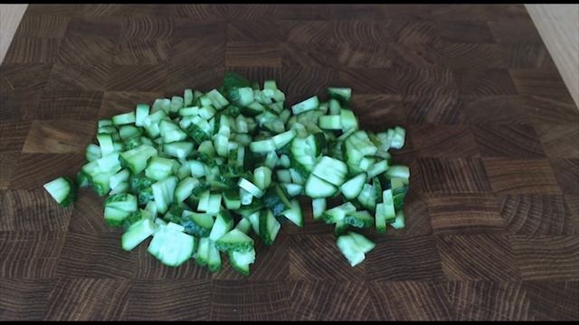 Салат из пекинской капусты с курицей, помидорами и огурцами смотреть онлайн