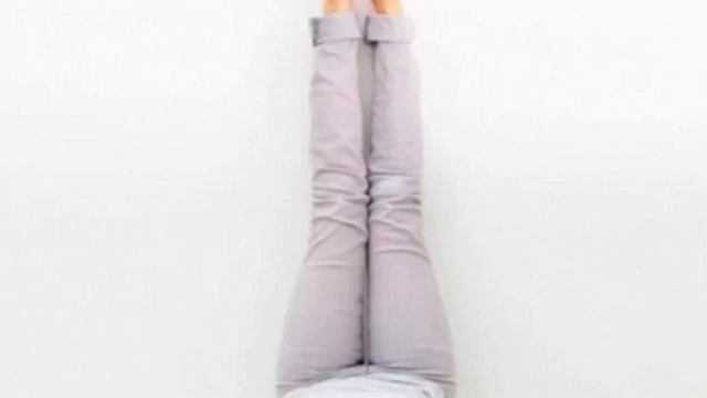 Каждый день ПОДНИМАЙТЕ НОГИ вверх! И вы избавитесь от следующих болезней... смотреть онлайн