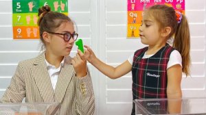 Настя и Мия Играют в Школу. Полезное видео для детей | Мия Настя и Артем