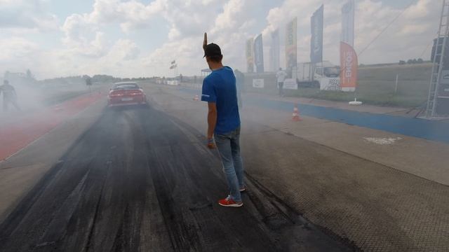 4WD Mark II vs. 4WD Cresta drag racing смотреть онлайн