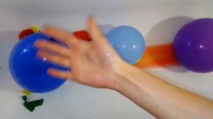Воздушные Шарики с водой Лопаем шарики Семья пальчиков Папа пальчик Песенка про пальчики Учим цвета