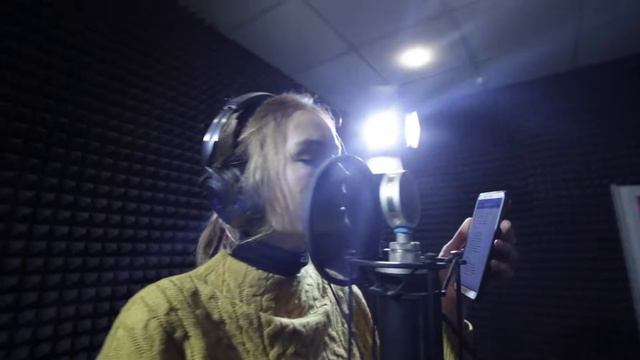 АМАЗОНКИ в студии звукозаписи. Записываем песню. VLOG смотреть онлайн