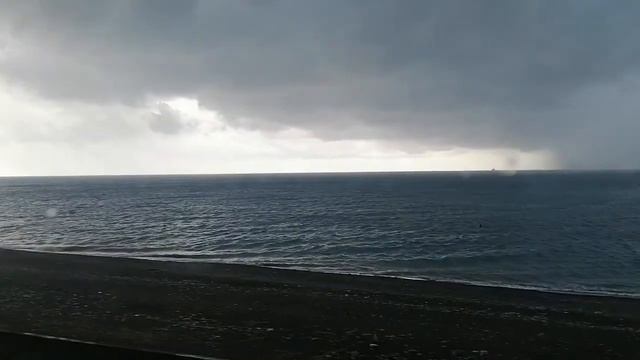 Черное море из окна поезда. Гроза смотреть онлайн