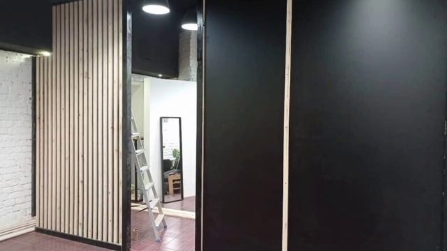 Loft перегородка из брусков на чёрном МДФ смотреть онлайн