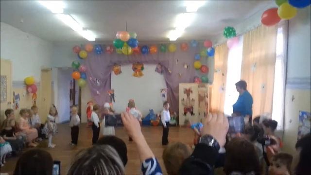 Танцует ясельная группа смотреть онлайн