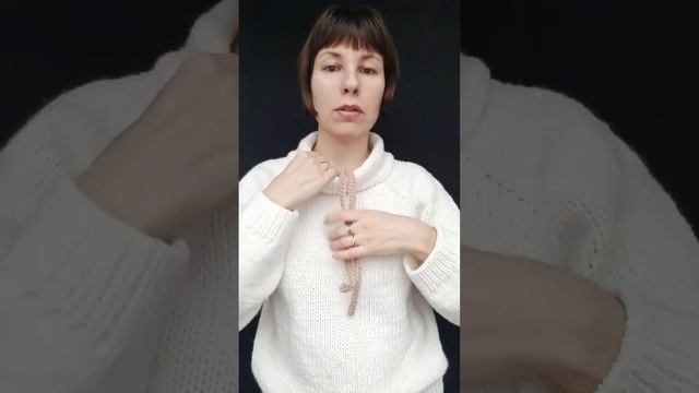 Подверни ворот худи внутрь и получи джемпер с воротником стойка.#вязание #вязаниеспицами #худи смотреть онлайн