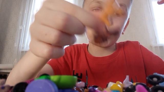 показываю игрушки из киндеров 1 часть смотреть онлайн