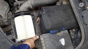 Volkswagen Golf Plus. замена фильтра воздушного.