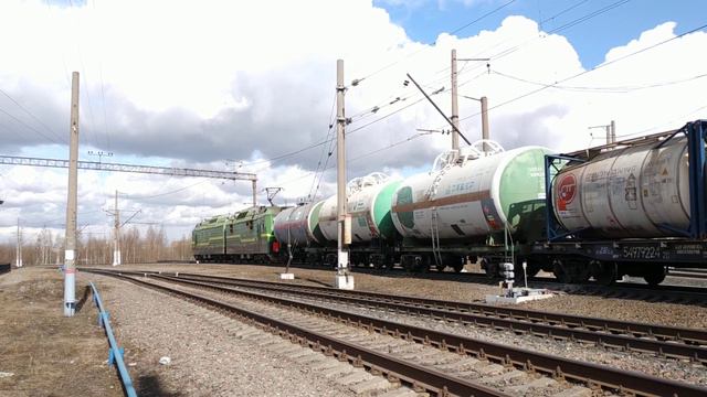 Электровоз 2ЭС4К-044, ст. Дача Долгорукова (Санкт-Петербург-Ладожский), 02.04.2021г. смотреть онлайн