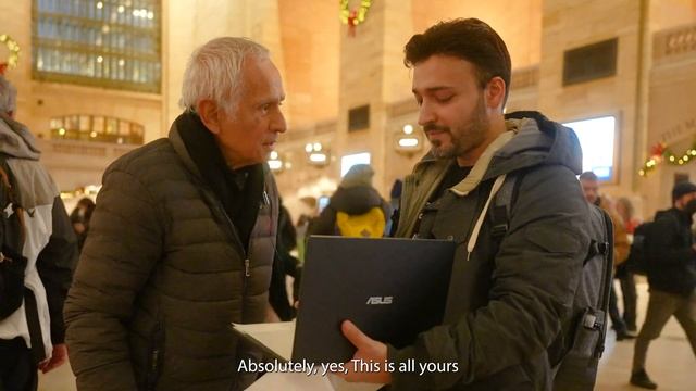 Giving a Writer his first Computer and Smart Phone смотреть онлайн