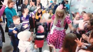 новогодняя песня Снег руками нагребаем