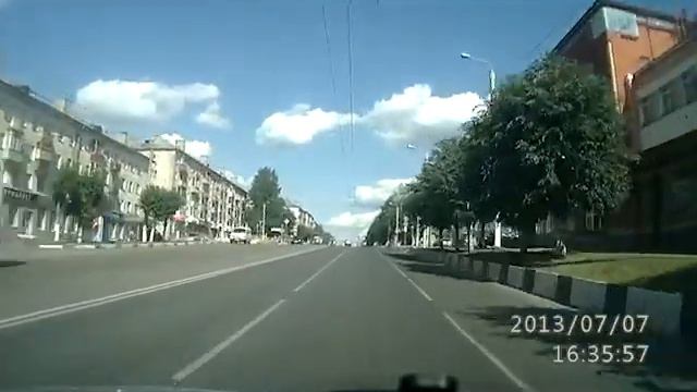 кошка под колеса, смотрим внимательно
