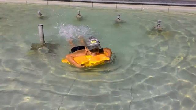 Учимся плавать..В Фонтане)) смотреть онлайн