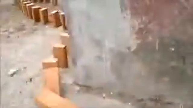 Принцип "домино" с кирпичом. смотреть онлайн