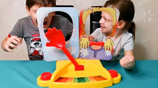 Челлендж ПИРОГ В ЛИЦО. Веселая настольная игра для всей семьи. Кому прилетит пирог в лицо? смотреть онлайн